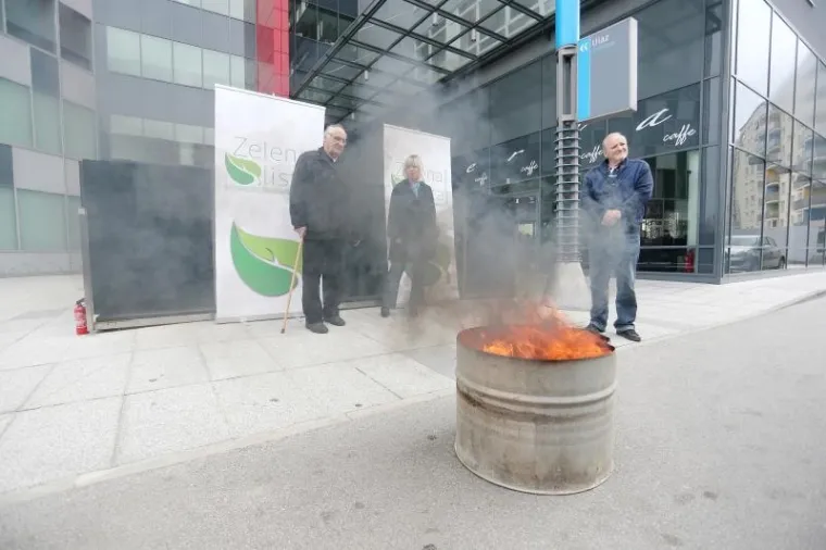 Aktivisti iz Slavonskog Broda i Zelena lista performansom ispred Ministarstva za&scaron;tite okoli&scaron;a i energetike pozvali na odgovornost