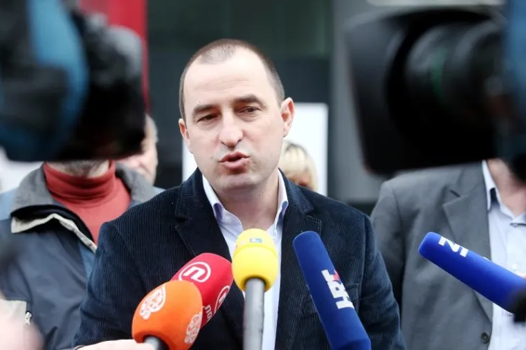 Aktivisti iz Slavonskog Broda i Zelena lista performansom ispred Ministarstva za&scaron;tite okoli&scaron;a i energetike pozvali na odgovornost