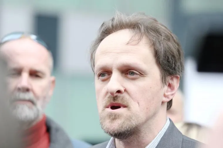 Aktivisti iz Slavonskog Broda i Zelena lista performansom ispred Ministarstva za&scaron;tite okoli&scaron;a i energetike pozvali na odgovornost