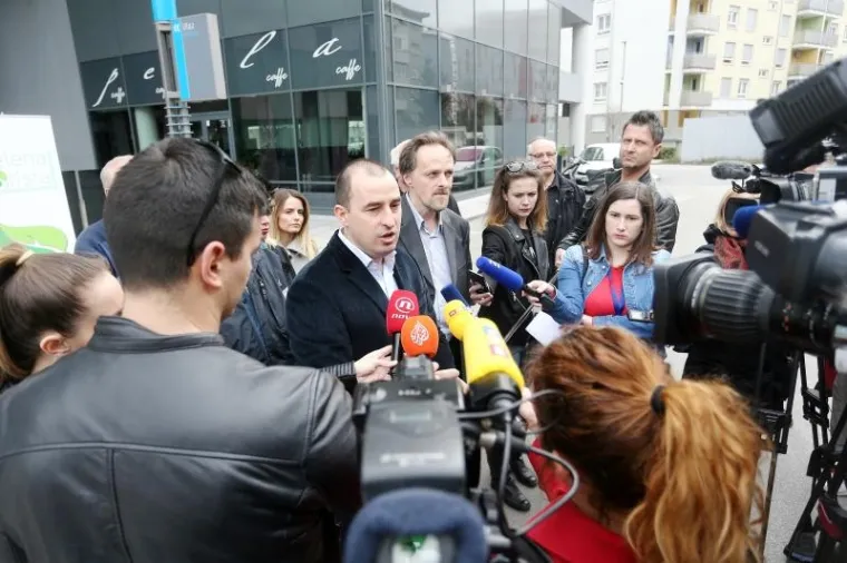 Aktivisti iz Slavonskog Broda i Zelena lista performansom ispred Ministarstva za&scaron;tite okoli&scaron;a i energetike pozvali na odgovornost