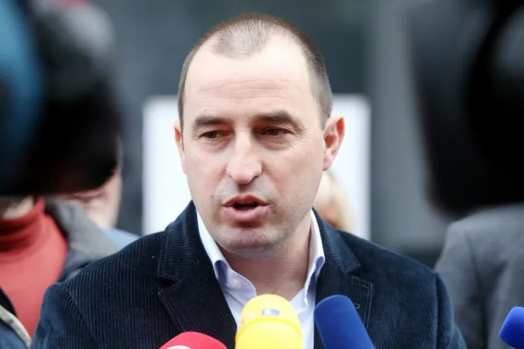 Aktivisti iz Slavonskog Broda i Zelena lista performansom ispred Ministarstva za&scaron;tite okoli&scaron;a i energetike pozvali na odgovornost