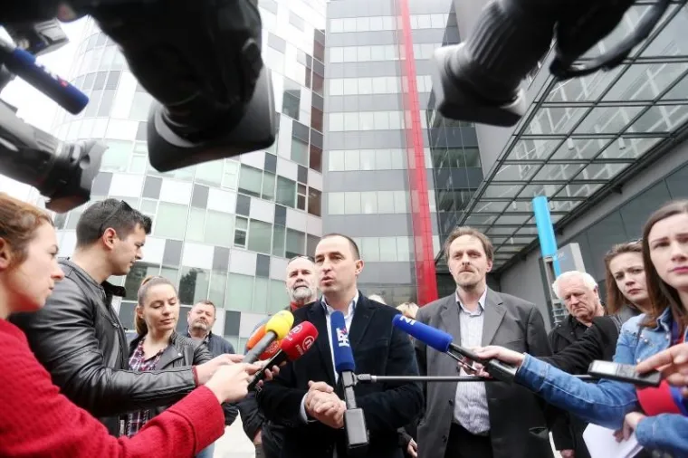 Aktivisti iz Slavonskog Broda i Zelena lista performansom ispred Ministarstva za&scaron;tite okoli&scaron;a i energetike pozvali na odgovornost