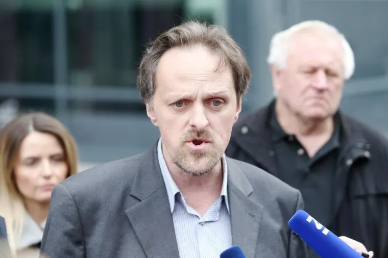 Aktivisti iz Slavonskog Broda i Zelena lista performansom ispred Ministarstva za&scaron;tite okoli&scaron;a i energetike pozvali na odgovornost