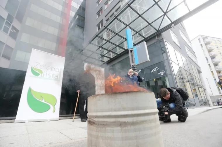 Aktivisti iz Slavonskog Broda i Zelena lista performansom ispred Ministarstva za&scaron;tite okoli&scaron;a i energetike pozvali na odgovornost