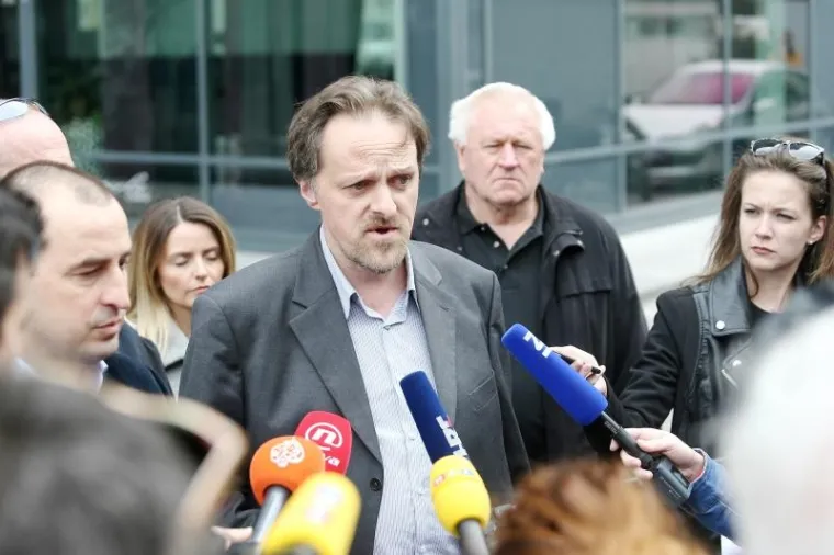 Aktivisti iz Slavonskog Broda i Zelena lista performansom ispred Ministarstva za&scaron;tite okoli&scaron;a i energetike pozvali na odgovornost