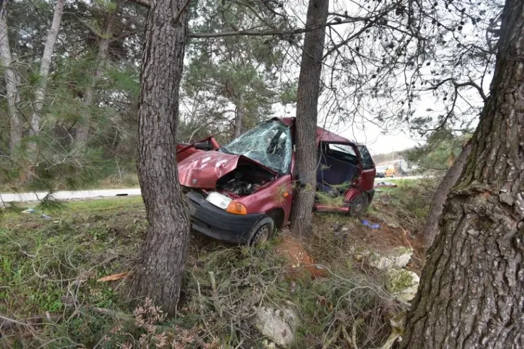 U te&scaron;koj prometnoj nesreći jutros na cesti Banjole - Premantura poginula je jedna osoba.  Vozač je, dolazeći iz pravca Banjola, po svemu sudeći, izgubio nadzor nad automobilom, izletio s kolnika u zavoju i udario u stablo uz cestu.