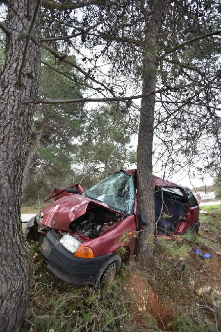 TRAGEDIJA U ISTRI: Izgubio nadzor i zabio se u stablo