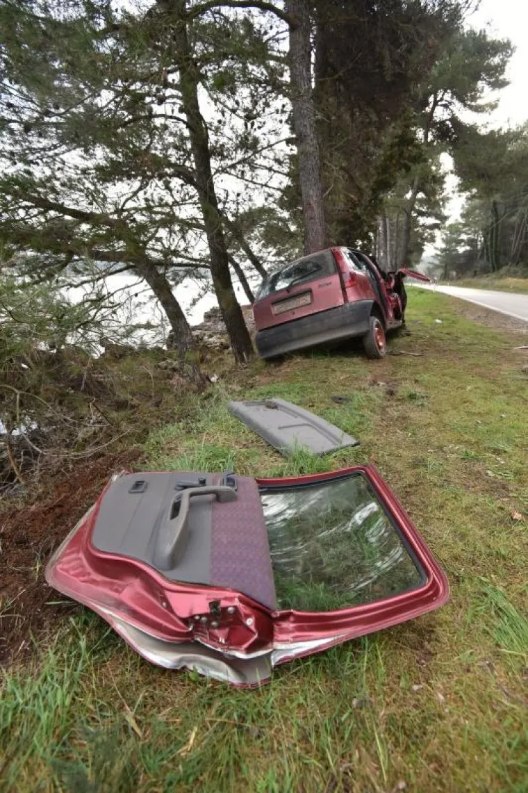 TRAGEDIJA U ISTRI: Izgubio nadzor i zabio se u stablo