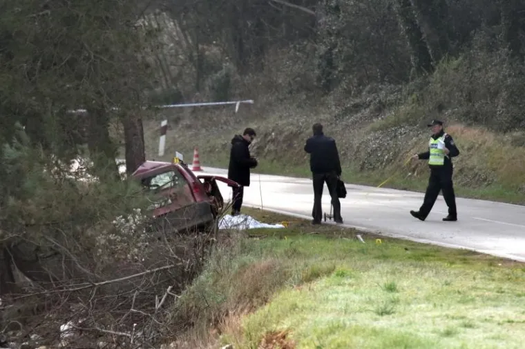 TRAGEDIJA U ISTRI: Izgubio nadzor i zabio se u stablo