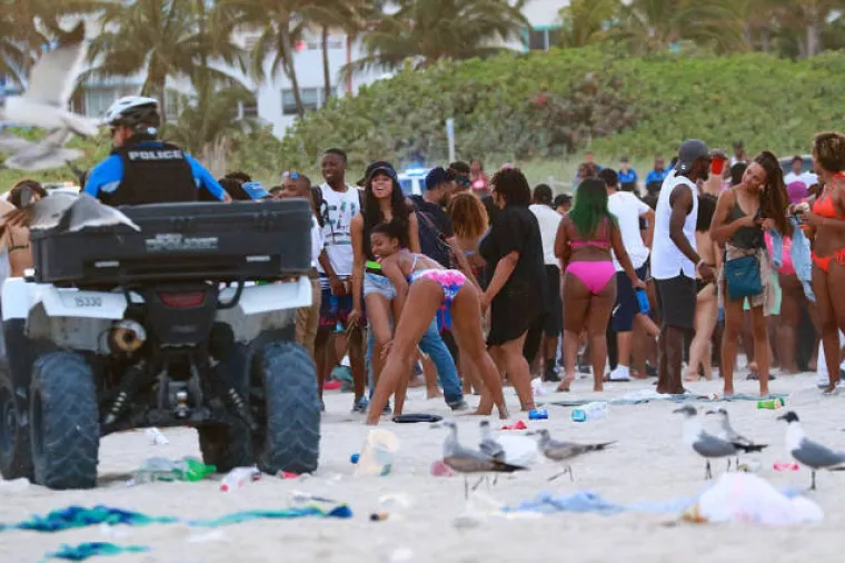 UNEREDILI SEBE I SVE OKO SEBE: Američki studenti oti&scaron;li na ferje i napravili čisti kaos