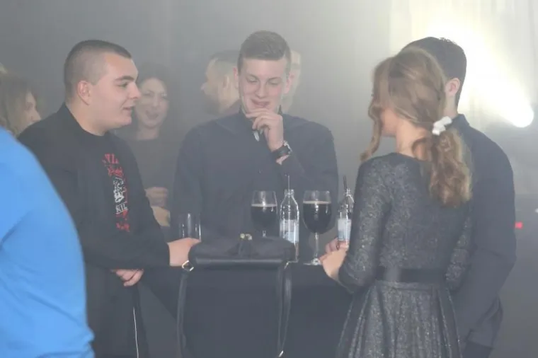 RADIO ENTER PROSLAVIO TREĆI ROĐENDAN: Fil Tilen oko sebe okupio ljepotice unatoč odijelu