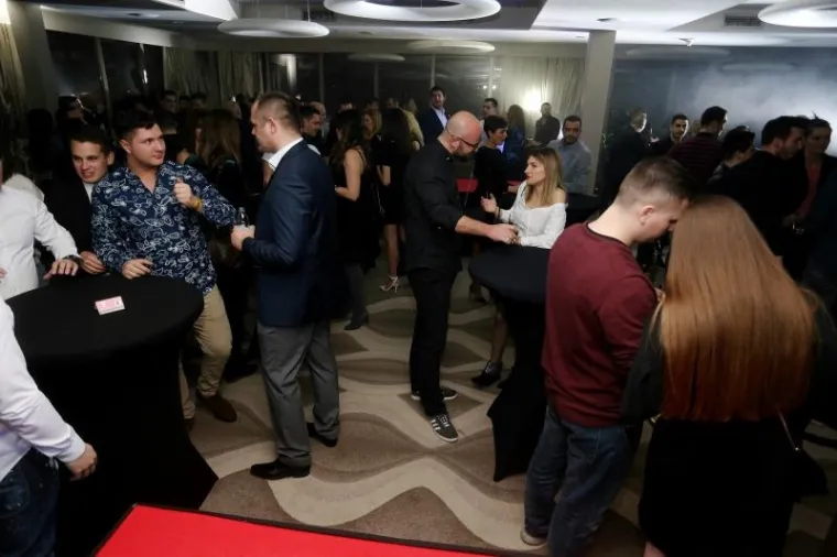 RADIO ENTER PROSLAVIO TREĆI ROĐENDAN: Fil Tilen oko sebe okupio ljepotice unatoč odijelu