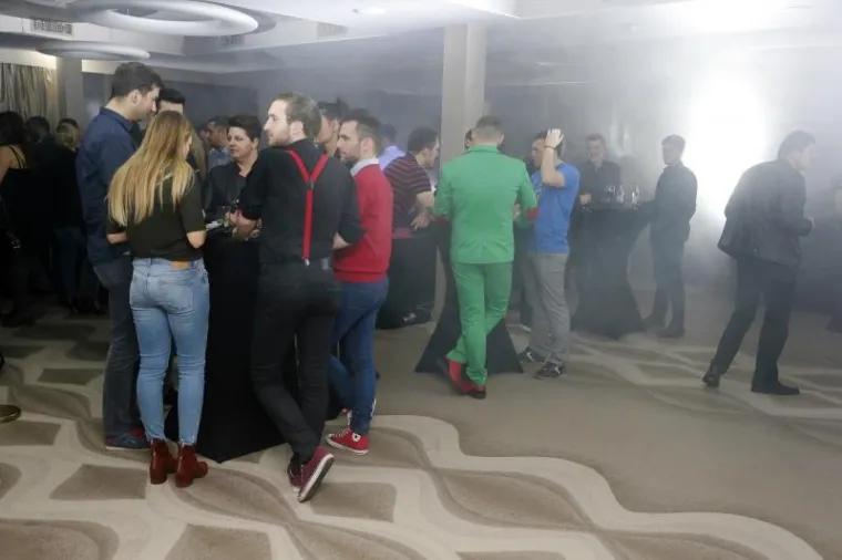 RADIO ENTER PROSLAVIO TREĆI ROĐENDAN: Fil Tilen oko sebe okupio ljepotice unatoč odijelu