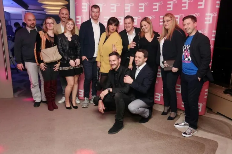 RADIO ENTER PROSLAVIO TREĆI ROĐENDAN: Fil Tilen oko sebe okupio ljepotice unatoč odijelu