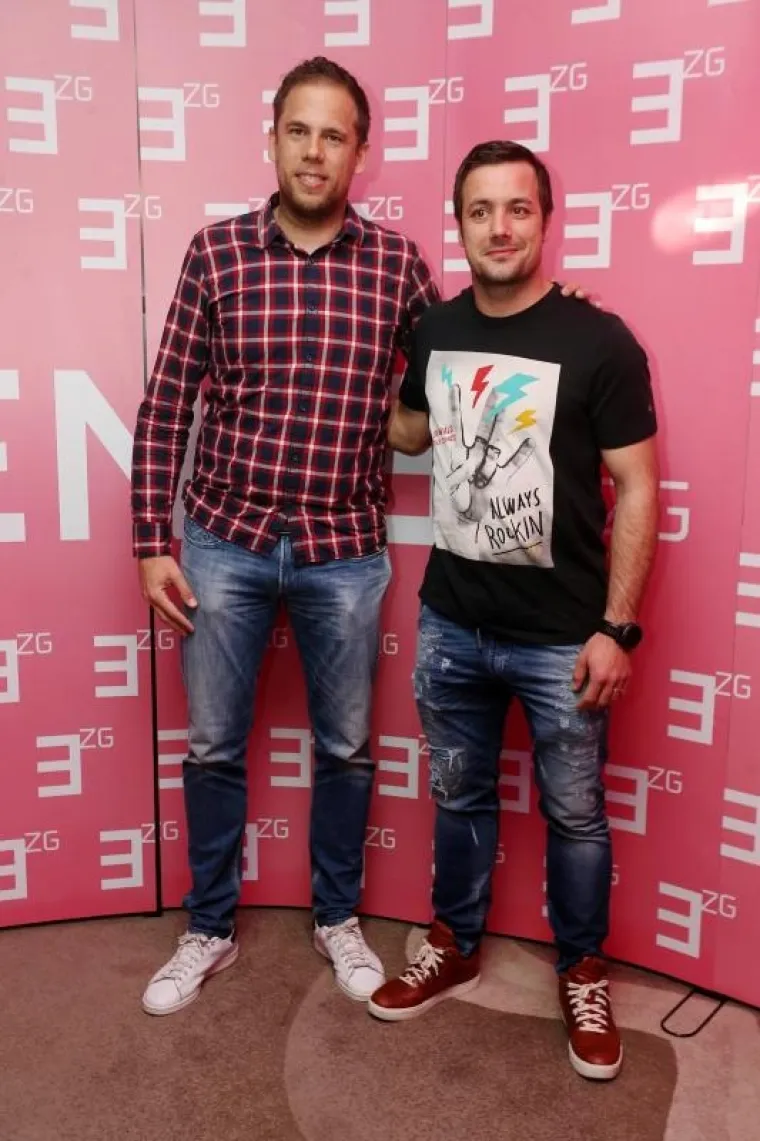 RADIO ENTER PROSLAVIO TREĆI ROĐENDAN: Fil Tilen oko sebe okupio ljepotice unatoč odijelu