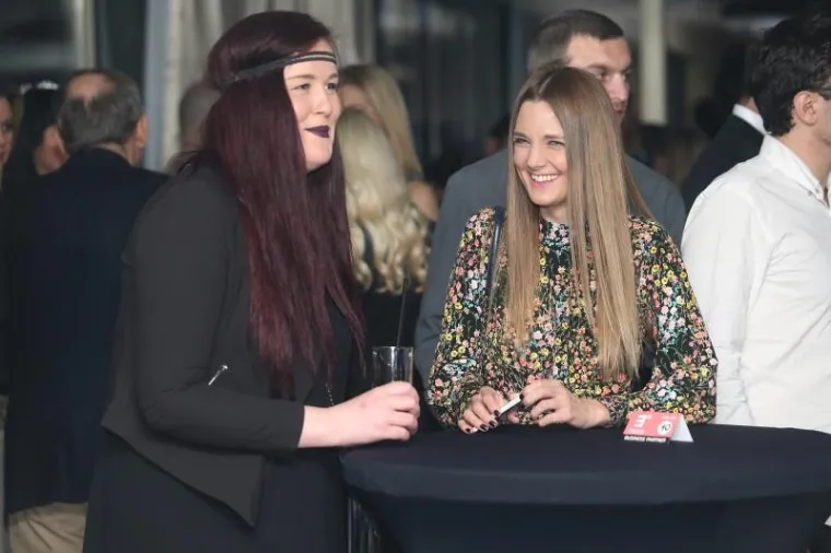 RADIO ENTER PROSLAVIO TREĆI ROĐENDAN: Fil Tilen oko sebe okupio ljepotice unatoč odijelu