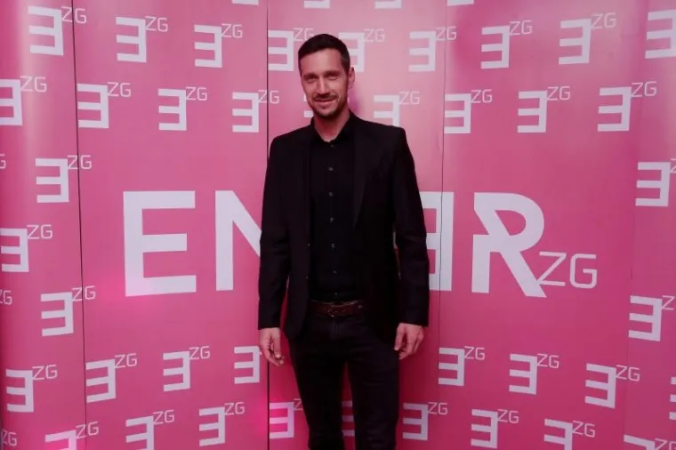 RADIO ENTER PROSLAVIO TREĆI ROĐENDAN: Fil Tilen oko sebe okupio ljepotice unatoč odijelu