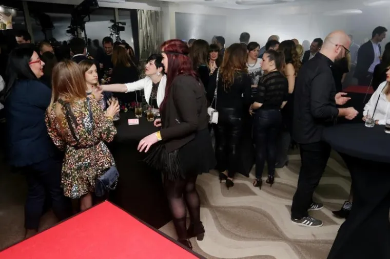 RADIO ENTER PROSLAVIO TREĆI ROĐENDAN: Fil Tilen oko sebe okupio ljepotice unatoč odijelu