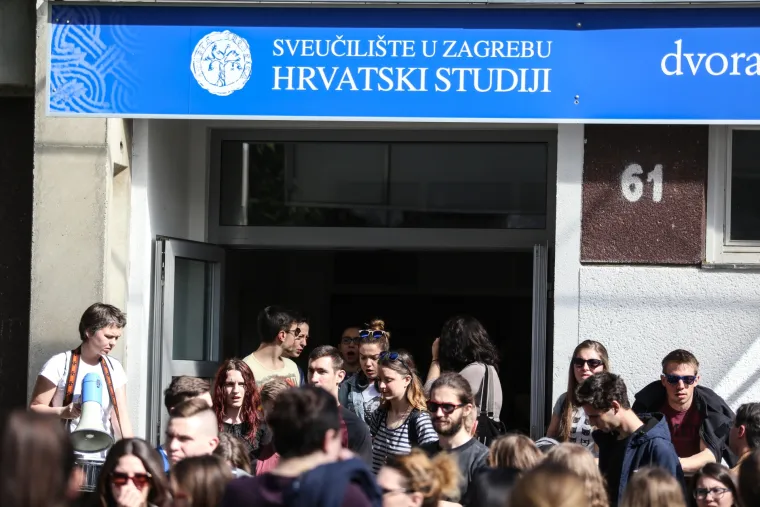 Studenti Hrvatskih studija zbog ukidanja upisne kvote za Studij filozofije pokrenuli blokadu nastave