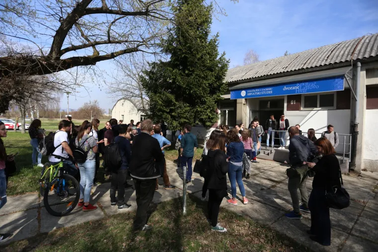 Studenti Hrvatskih studija zbog ukidanja upisne kvote za Studij filozofije pokrenuli blokadu nastave