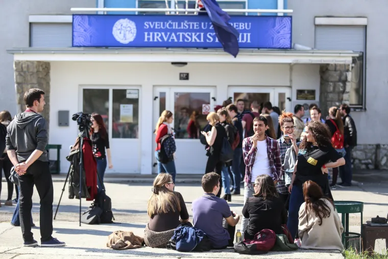 Studenti Hrvatskih studija zbog ukidanja upisne kvote za Studij filozofije pokrenuli blokadu nastave