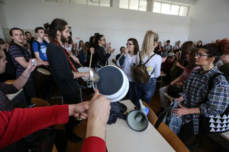 Studenti Hrvatskih studija zbog ukidanja upisne kvote za Studij filozofije pokrenuli blokadu nastave