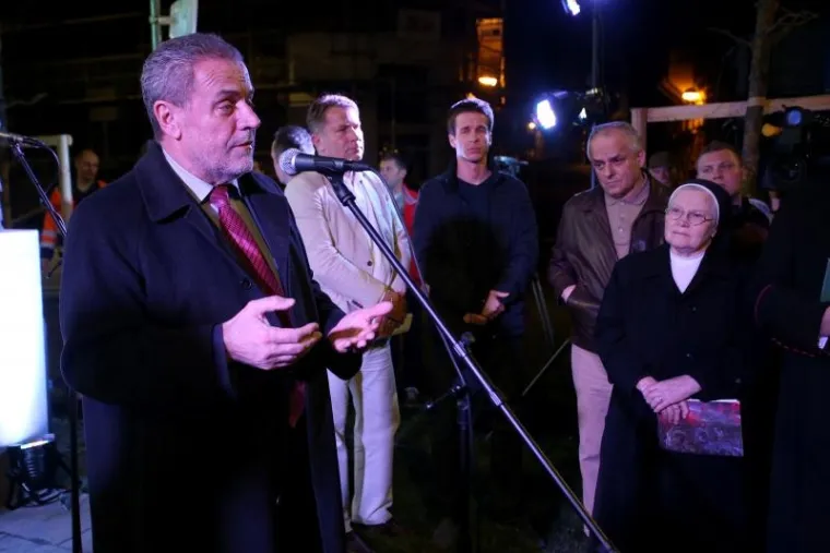 VELIKO OTVORENJE U ZAGREBU: Pogledajte kako je zablistao novouređeni Britanski trg