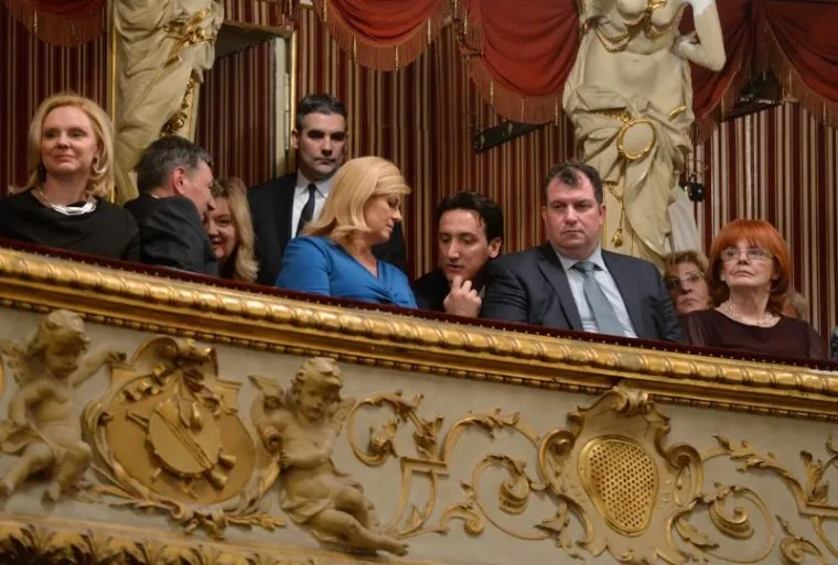 KOLINDA JE SAMO SJEDILA I UŽIVALA: Pogledajte kako je bilo na koncertu na kojem predsjednica nije dotrčala na pozornicu