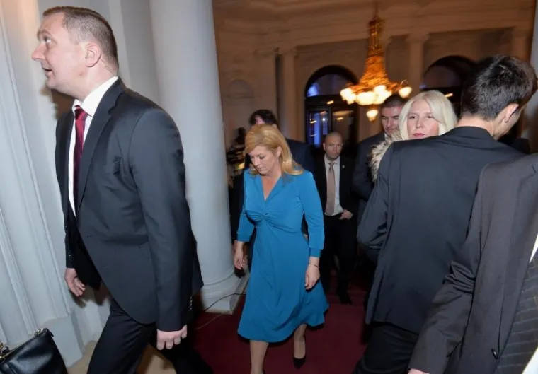 KOLINDA JE SAMO SJEDILA I UŽIVALA: Pogledajte kako je bilo na koncertu na kojem predsjednica nije dotrčala na pozornicu