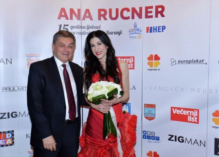 KOLINDA JE SAMO SJEDILA I UŽIVALA: Pogledajte kako je bilo na koncertu na kojem predsjednica nije dotrčala na pozornicu