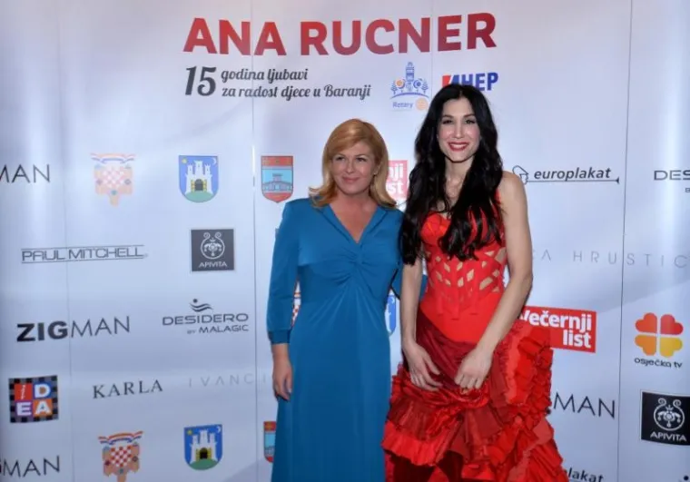 KOLINDA JE SAMO SJEDILA I UŽIVALA: Pogledajte kako je bilo na koncertu na kojem predsjednica nije dotrčala na pozornicu