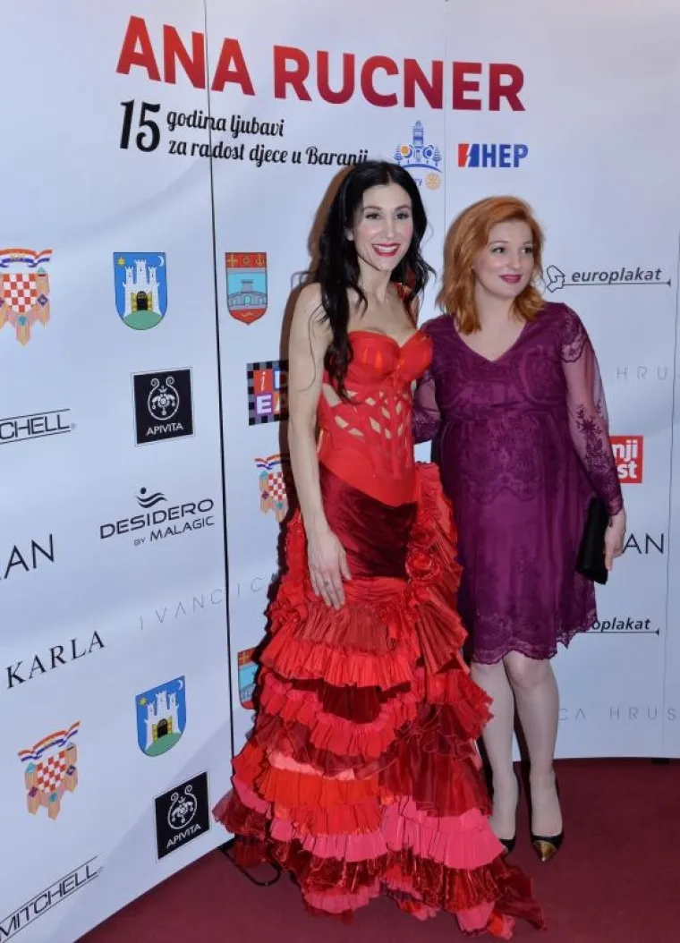 KOLINDA JE SAMO SJEDILA I UŽIVALA: Pogledajte kako je bilo na koncertu na kojem predsjednica nije dotrčala na pozornicu