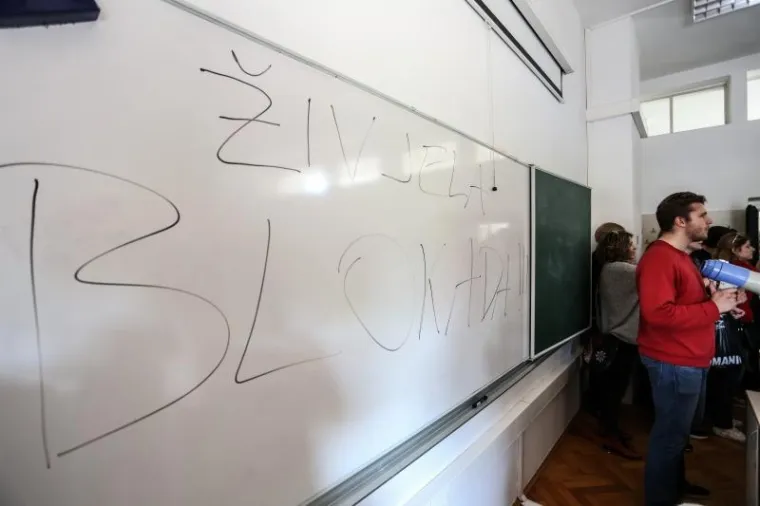 Bubnjevi, zviždaljke i povici "blokada" ispunili su zgradu Hrvatskih studija Sveučilišta u Zagrebu u ponedjeljak u podne, netom nakon što je Studentski sabor na platou zapadno od zgrade donio odluku o blokadi nastave.Nekoliko stotina studenata Hrvatskih studija okupilo se na jednom od širokih platoa biše vojarne na Borongaju, danas Sveučilišnog kampusa, i razmotrili položaj Studija nakon odluke Sveučilišnog senata o ukidanju kvote za studij filozofije.  Bilo je to drugo smanjenje kvote za studente filozofije, studija koji traje od 1992. Najprije je Znanstveno-nastavno vijeće studija smanjilo broj novih studenata filozofije s ranijih 30 na 15, a potom je Senat Sveučilišta u Zagrebu sveo to na nulu.Studentski sabor zatražio je ostavku "nepravedne i marionetske" Uprave Hrvatskih studija, jer ističe da su njezini članovi protivno interesu studija pristali na "ukidanje filozofije".  Ne slažemo se s odlukom Senata jer je ona nauštrb svih studenata, a ne samo studenata filozofije. Ta je mjera osveta protiv ljudi koji rade na provedbi zakona i pravilnika te poštivanju kvalitete studija, govorili su studenti kojima je iz ruke u ruku prelazio megafon.  Iza ove odluke "stoji klika" koju čine pročelnik Mario Grčević, rektor Damir Boras i prorektor Ante Čović, a "dragulj u toj kruni" je ministar Pavo Barišić, rečeno je prije nego je zatražena ostavka Uprave.  Za blokadu su rekli da nije savršena metoda ali nemaju drugog izbora. Do sada smo pokušali problem institucionalno riješiti, pisali dopise, organizirali javnu tribinu i imali prosvjede, ali bez uspjeha, pa je blokada ostala kao jedino rješenje, kažu studenti. (H)