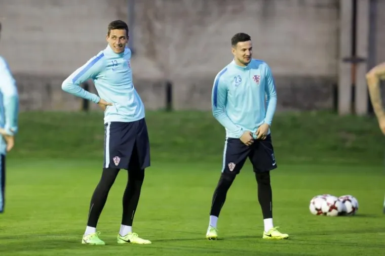 NAVIJAČI 'ZASKOČILI' MODRIĆA I SUIGRAČE: Vatreni dijelili autograme i odradili prvi trening