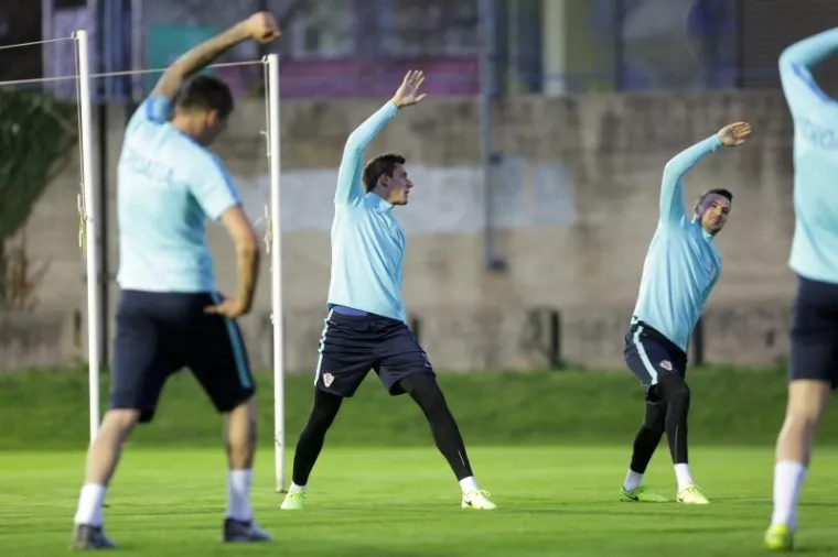 NAVIJAČI 'ZASKOČILI' MODRIĆA I SUIGRAČE: Vatreni dijelili autograme i odradili prvi trening