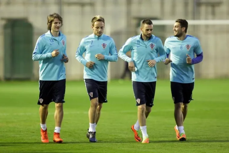 NAVIJAČI 'ZASKOČILI' MODRIĆA I SUIGRAČE: Vatreni dijelili autograme i odradili prvi trening