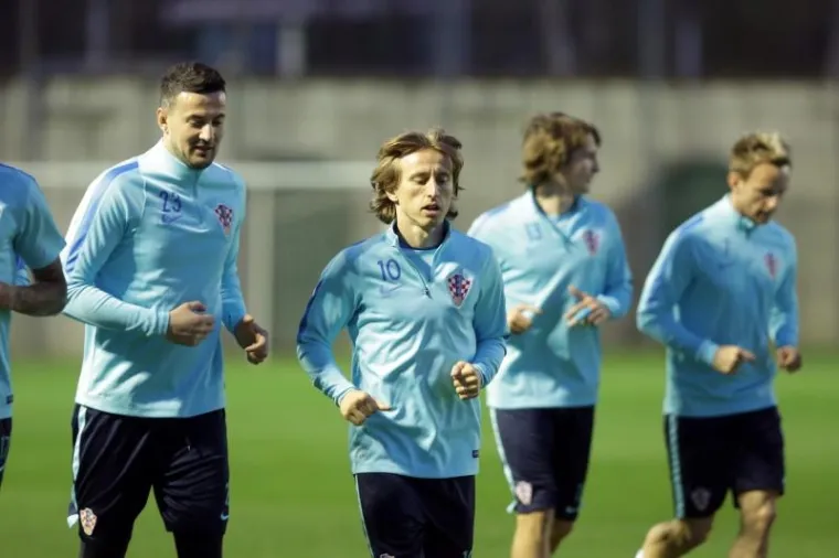 NAVIJAČI 'ZASKOČILI' MODRIĆA I SUIGRAČE: Vatreni dijelili autograme i odradili prvi trening