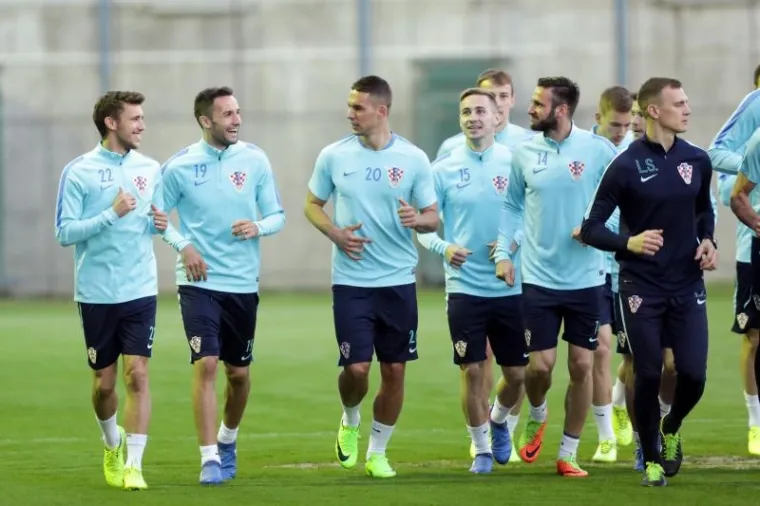 NAVIJAČI 'ZASKOČILI' MODRIĆA I SUIGRAČE: Vatreni dijelili autograme i odradili prvi trening