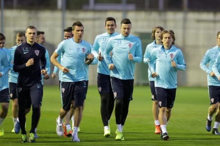 NAVIJAČI 'ZASKOČILI' MODRIĆA I SUIGRAČE: Vatreni dijelili autograme i odradili prvi trening