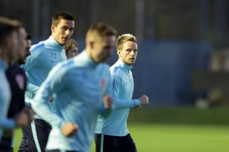 NAVIJAČI 'ZASKOČILI' MODRIĆA I SUIGRAČE: Vatreni dijelili autograme i odradili prvi trening