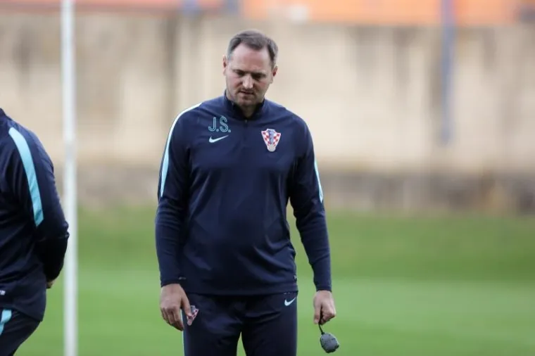 NAVIJAČI 'ZASKOČILI' MODRIĆA I SUIGRAČE: Vatreni dijelili autograme i odradili prvi trening