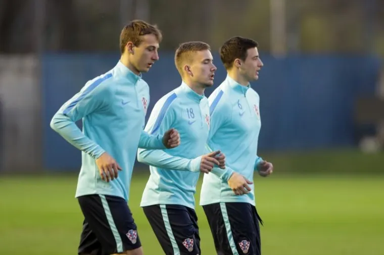 NAVIJAČI 'ZASKOČILI' MODRIĆA I SUIGRAČE: Vatreni dijelili autograme i odradili prvi trening