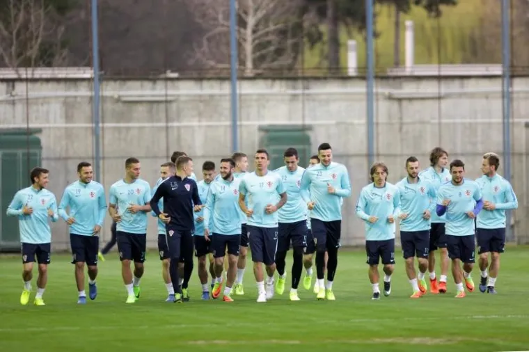 NAVIJAČI 'ZASKOČILI' MODRIĆA I SUIGRAČE: Vatreni dijelili autograme i odradili prvi trening