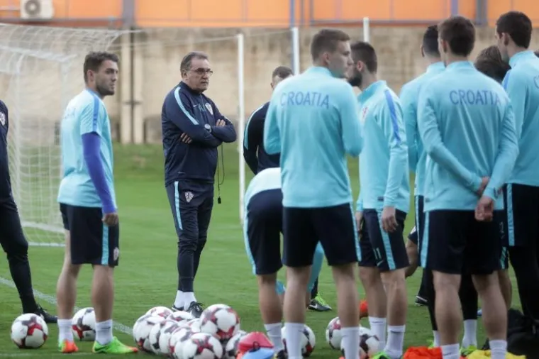 NAVIJAČI 'ZASKOČILI' MODRIĆA I SUIGRAČE: Vatreni dijelili autograme i odradili prvi trening