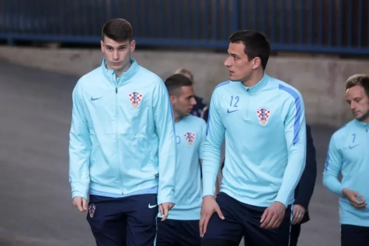 NAVIJAČI 'ZASKOČILI' MODRIĆA I SUIGRAČE: Vatreni dijelili autograme i odradili prvi trening