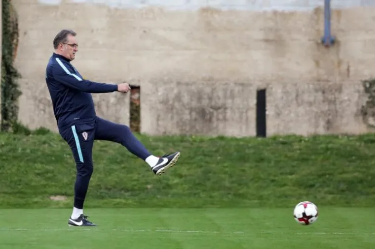 NAVIJAČI 'ZASKOČILI' MODRIĆA I SUIGRAČE: Vatreni dijelili autograme i odradili prvi trening