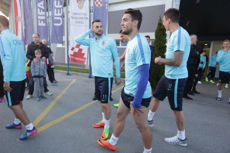 NAVIJAČI 'ZASKOČILI' MODRIĆA I SUIGRAČE: Vatreni dijelili autograme i odradili prvi trening