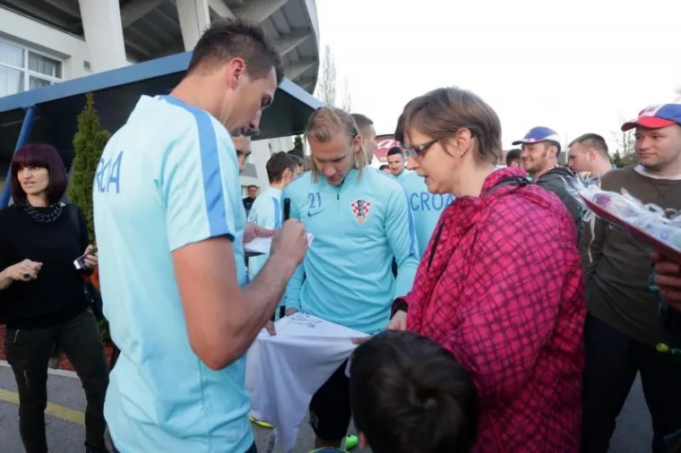 NAVIJAČI 'ZASKOČILI' MODRIĆA I SUIGRAČE: Vatreni dijelili autograme i odradili prvi trening