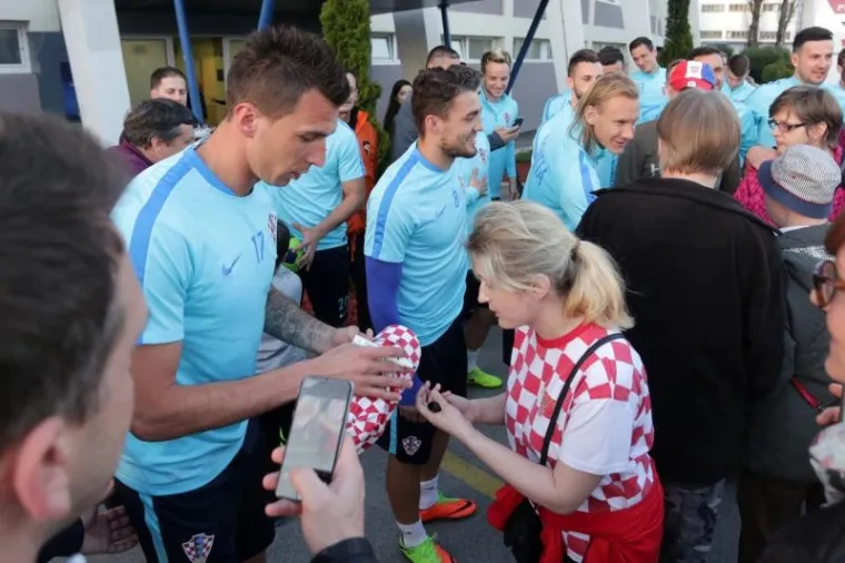 NAVIJAČI 'ZASKOČILI' MODRIĆA I SUIGRAČE: Vatreni dijelili autograme i odradili prvi trening