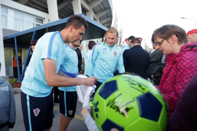 NAVIJAČI 'ZASKOČILI' MODRIĆA I SUIGRAČE: Vatreni dijelili autograme i odradili prvi trening
